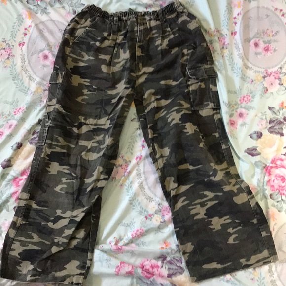 Camouflage style pants with multiple pockets - Picture 2 of 4